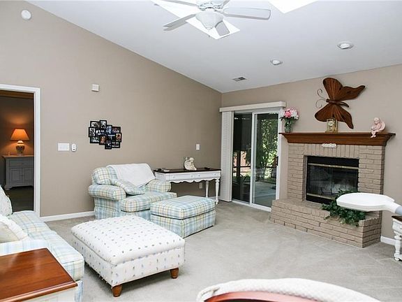 3rd image of 12727 Glengary Dr