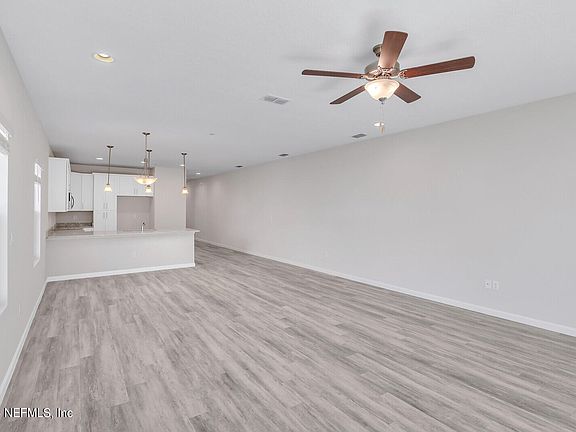 4th image of 826 5TH Avenue S