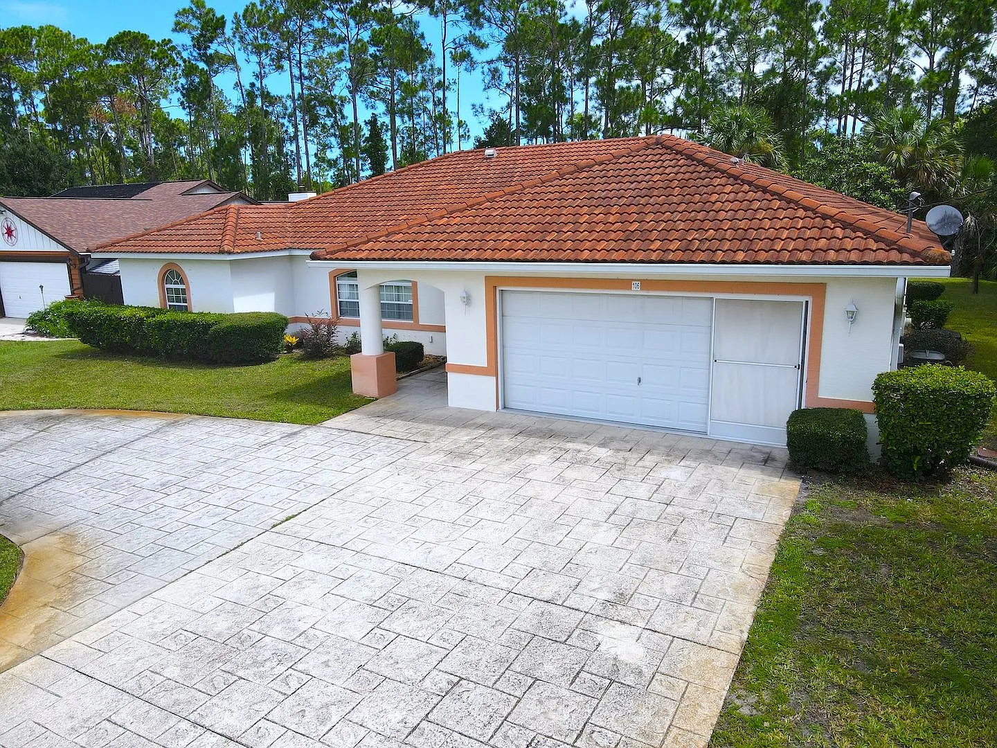 Roomy 3 Bed 2 Bath Home w Huge Screened Lanai for Rent! — Photo 3