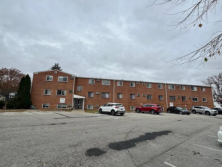 Taylor Court Apartments — Photo 12