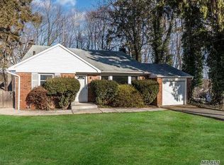 33 Sideview Dr, Oyster Bay, NY 11771