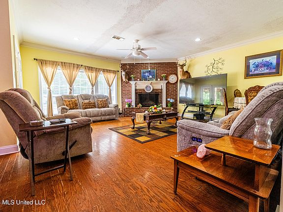 2nd image of 135 Cherrybark Ln