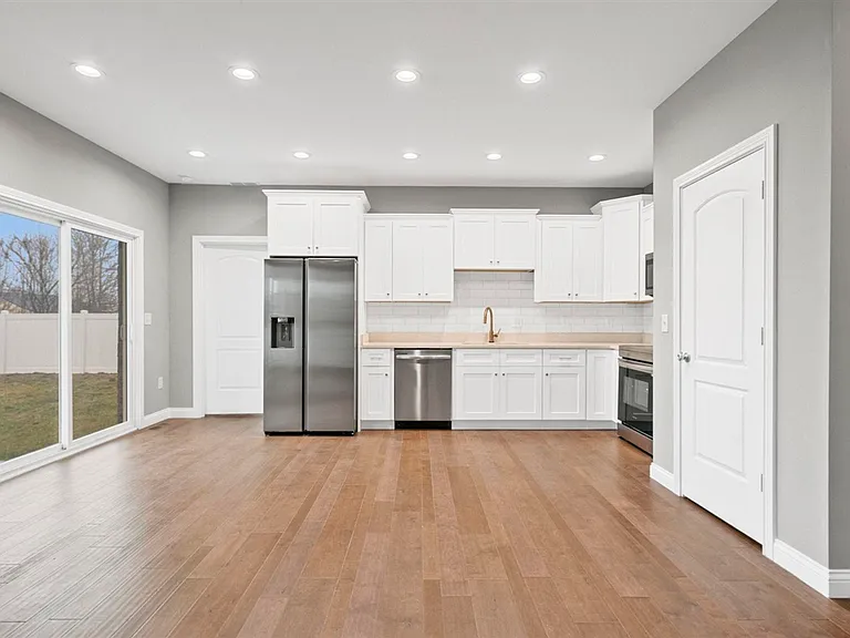 691 Denver Ln — Photo 10