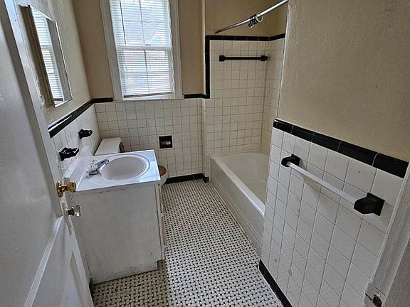 5th image of 883 N Highland St