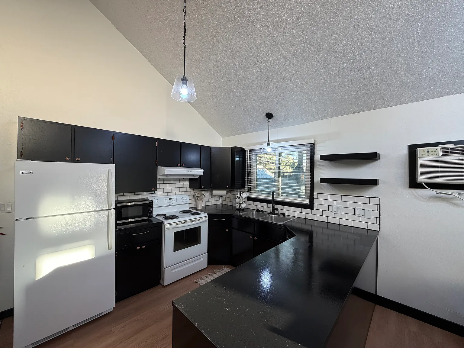 2 bed, 958 sqft, $1,850 — Photo 2