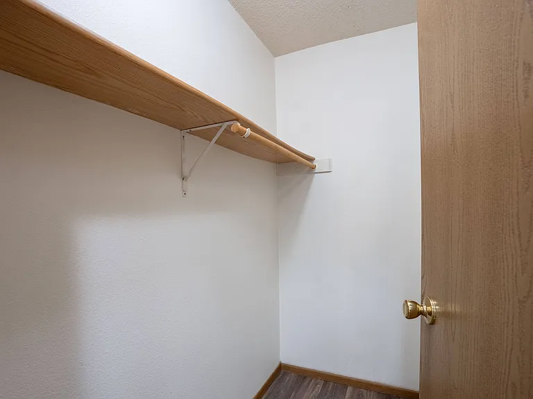 Fargo, ND Country Edge Apartments | 21C | Closet