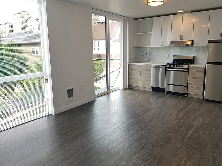 Hamilton- Your Bright, Modern City Home! — Photo 20