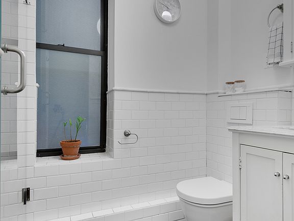 4th image of 204 E 7th St APT 6
