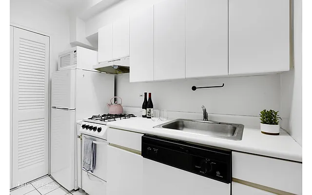 Sold by Douglas Elliman | media 20