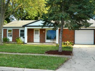 811 Wildwood Ct, Streamwood, IL 60107