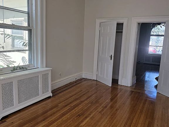 4th image of 325 Roseville Ave #1A