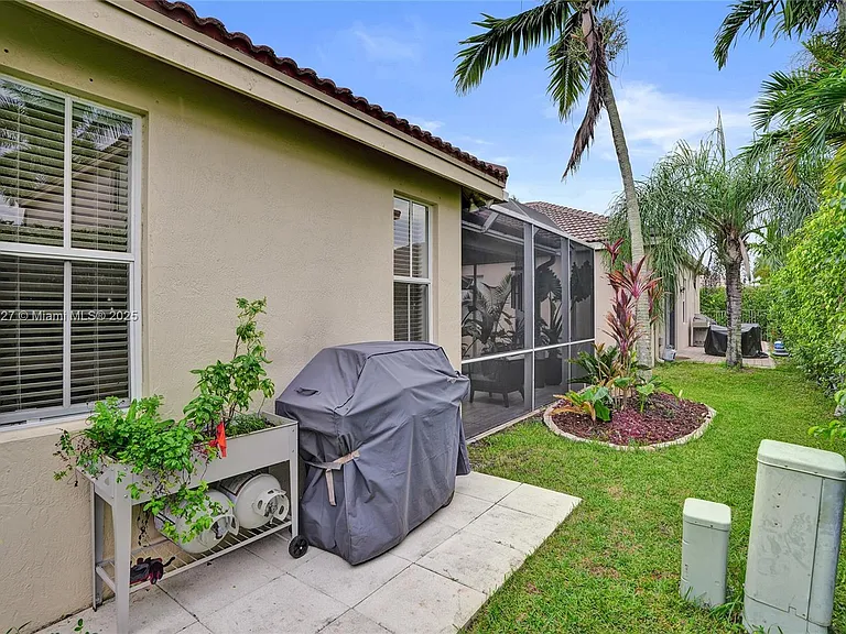 1725 Winterberry Ln — Photo 49
