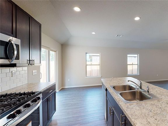 4th image of 524 SE Laurel Dr