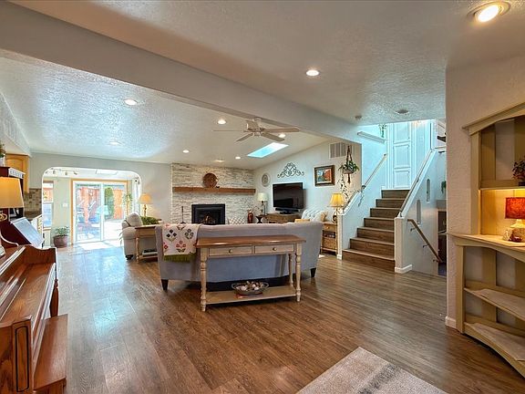4th image of 120 Azure Dr