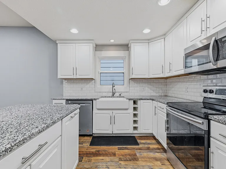 1330 Lexington Ave — Photo 10