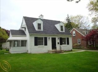 1034 Hampton Rd, Grosse Pointe Woods, MI 48236