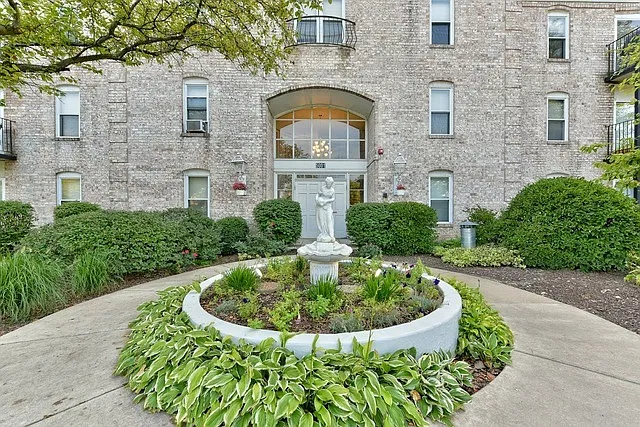 2 bed, 1200 sqft, $2,200 — Photo 2