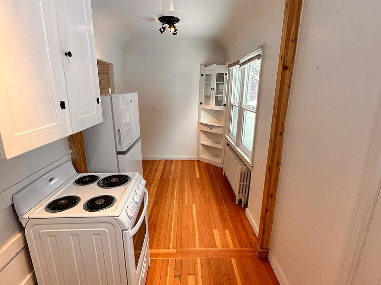 2445 Custer Ave — Photo 8