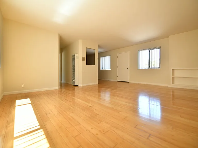 2p008 - Lake View East — Photo 4