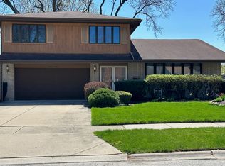 909 W Whitegate Dr, Mount Prospect, IL 60056