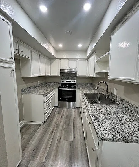 Oak Tree Apartments — Photo 1