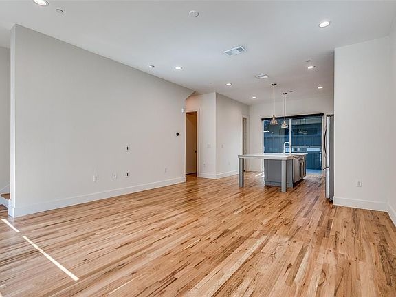 3rd image of 4426 Cabell Dr #1002