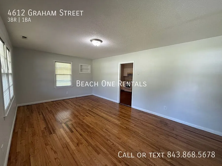 Loris - 3 Bedroom / 1 Bathroom Duplex — Photo 2