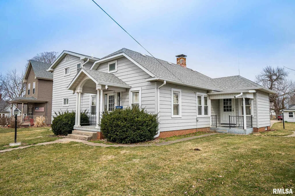 304 E Walnut St photo 1