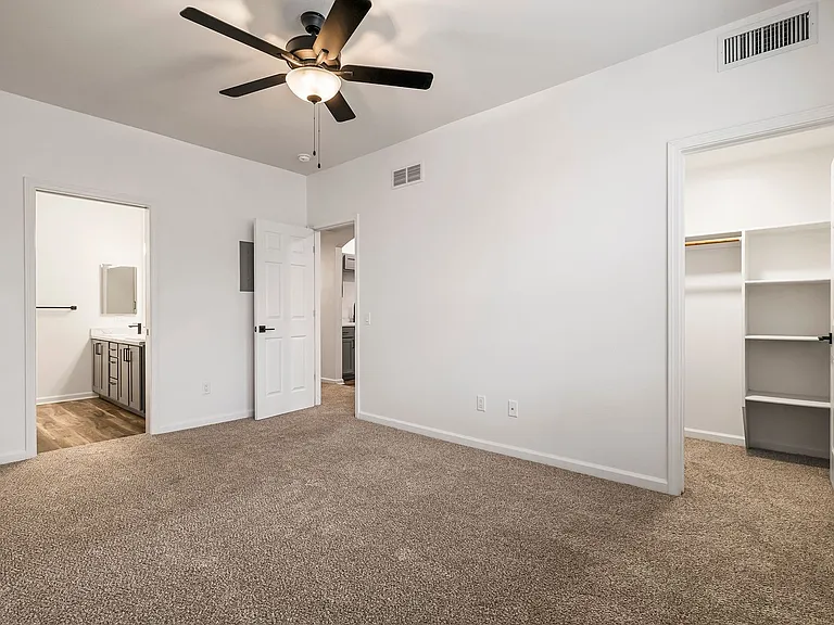 Sterling Oaks Luxury Apartments — Photo 73