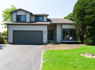 17230 W Woodland Dr, Grayslake, IL 60030