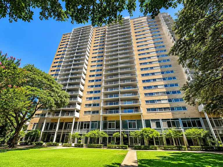 Great view of the back of the building overlooking the grounds & amenities