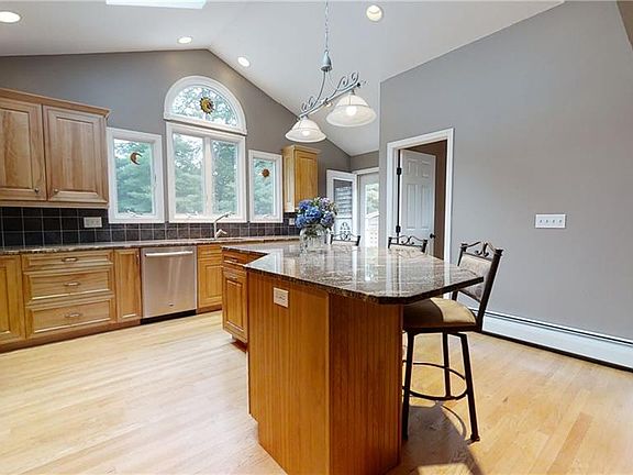 5th image of 114 Hopkins Ave