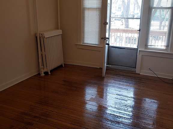 2nd image of 1502 W Waveland Ave #2