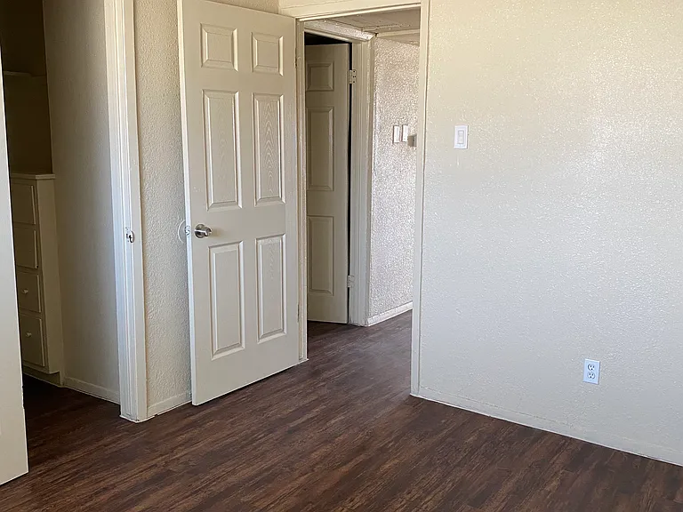 New Riviera Apartments — Photo 9