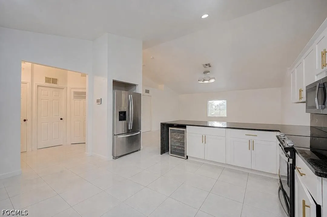 4 bed, 2.0 bath, 1837 sqft, $2,350 — Photo 3