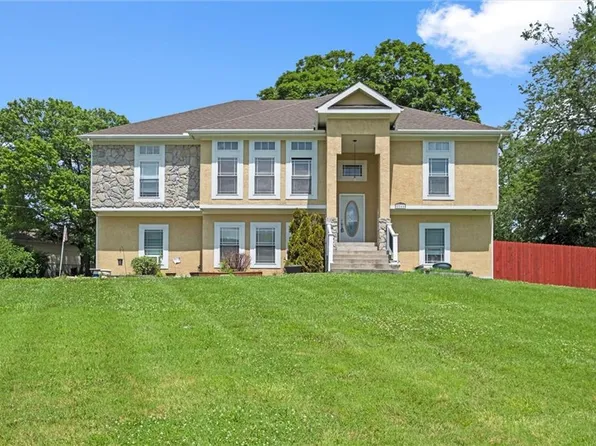 2248 Vilas St, Leavenworth, KS 66048