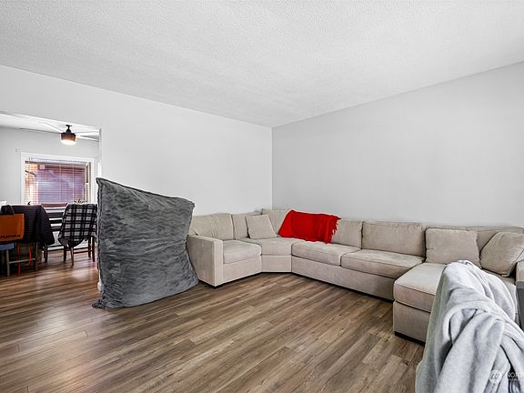 5th image of 924 26th Street NW