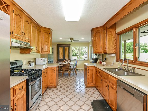 5th image of 8276 Oak Crest Dr