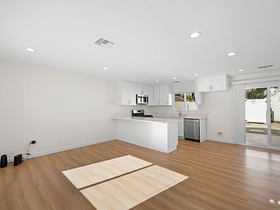 4th image of 7649 Thousand Oaks Dr #1/2