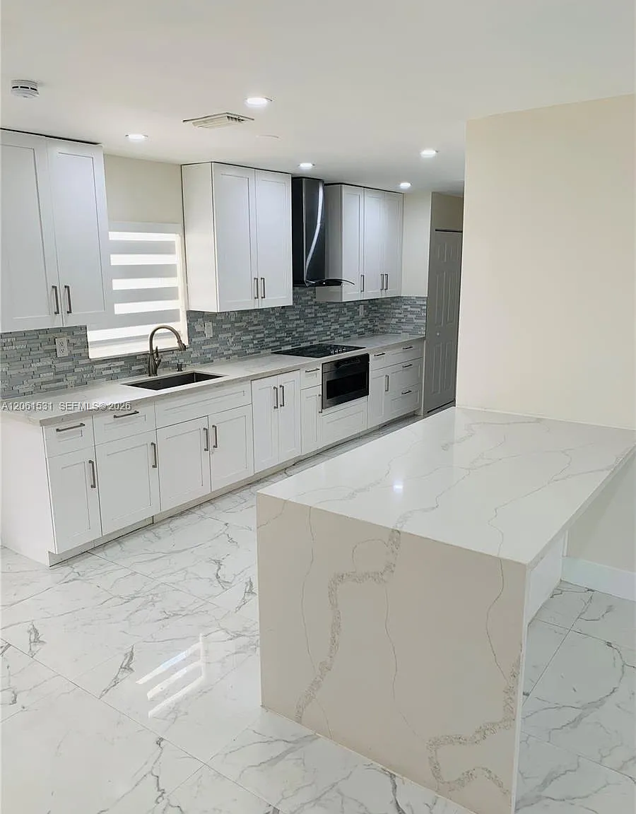 Carol City Red Road Manor — Photo 4