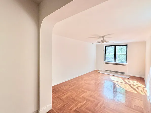700 Fort Washington Avenue image 1 of 16