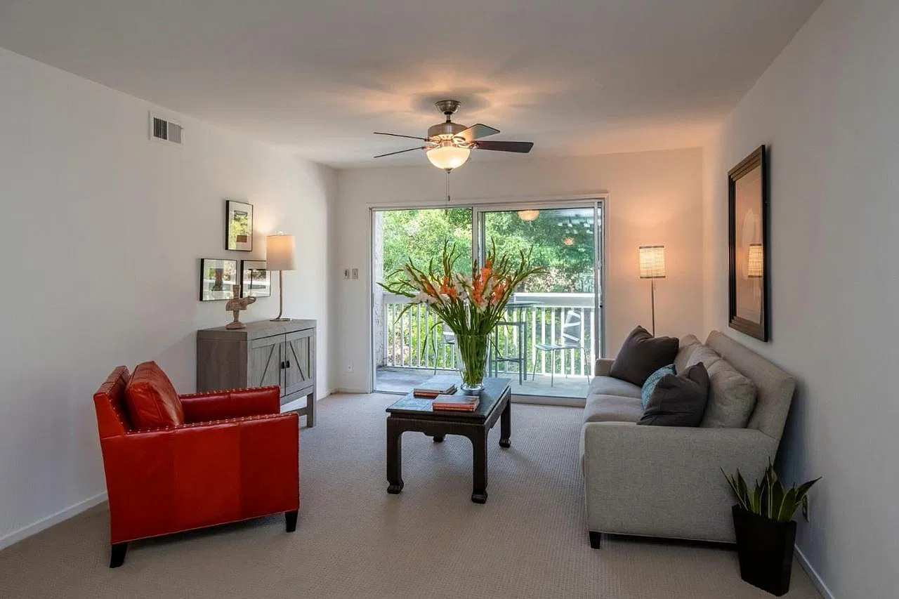 1 bed, 739 sqft, $3,450 — Photo 3