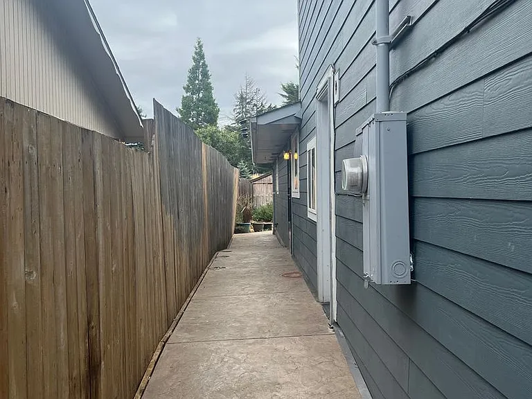 989 1/2 Laurelhurst Dr — Photo 4