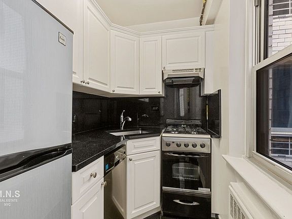 3rd image of 300 E 46th St #A11k
