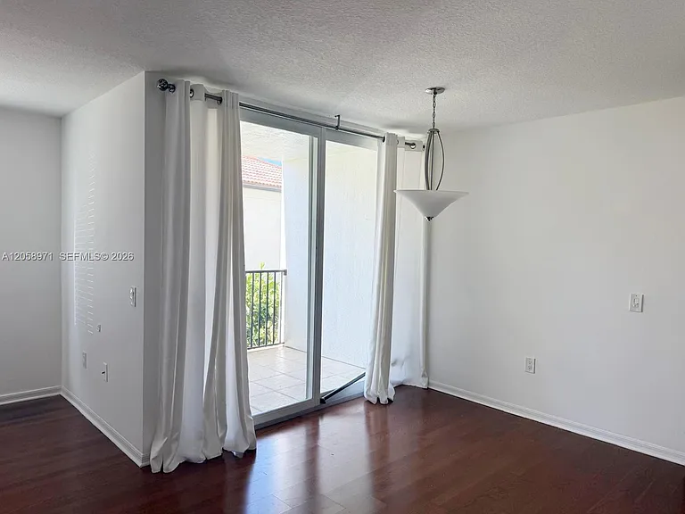 401 Villa Cir #401 — Photo 6