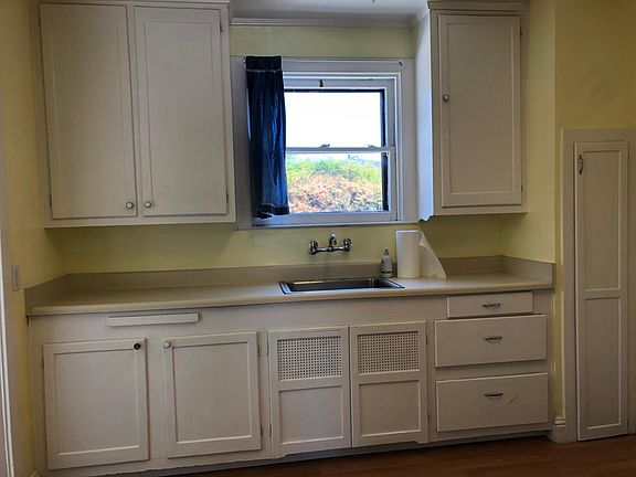2nd image of 208 Waverly St