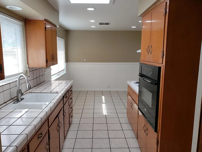 1421 Roberts Ave — Photo 9
