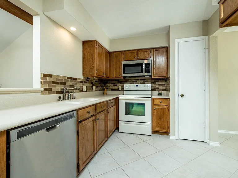 2403 Bayberry Ln — Photo 10