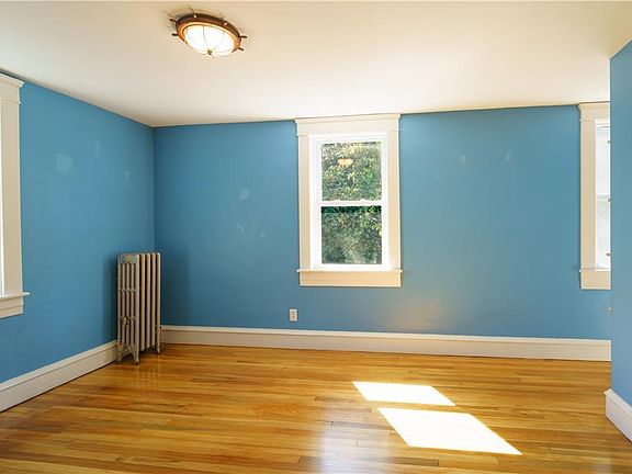 5th image of 395 Norwood Ave