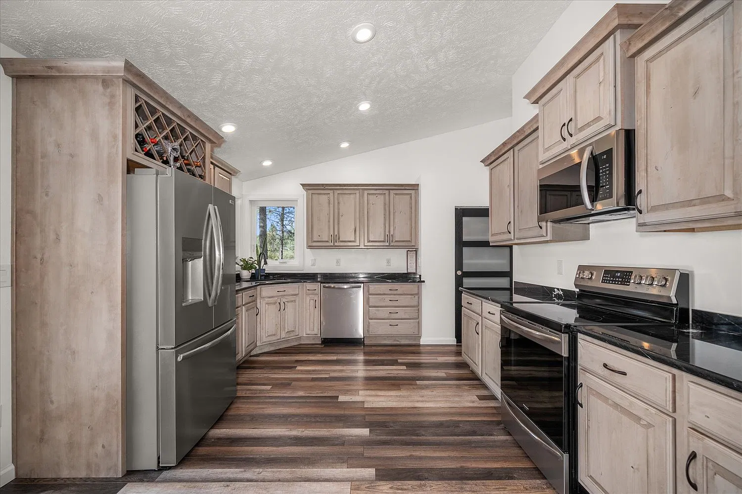 6 bed, 3480 sqft, $5,950 — Photo 3